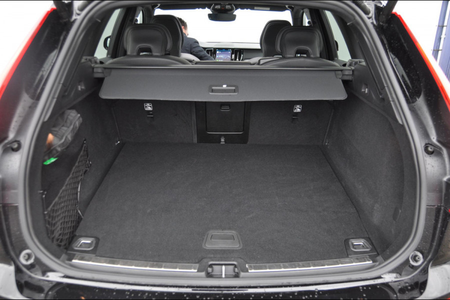 Volvo XC60 T6 350PK Automaat Recharge AWD Plus Black Edition Long range / Adaptieve cruise control / Harman Kardon audio / Trekhaak / Panoramadak / Apple carplay / Parkeersensoren met 360 camera / Elektrische achterklep / Elektrische stoelen met geheugen / Stoel en stuurwielverwarming / 21” velgen