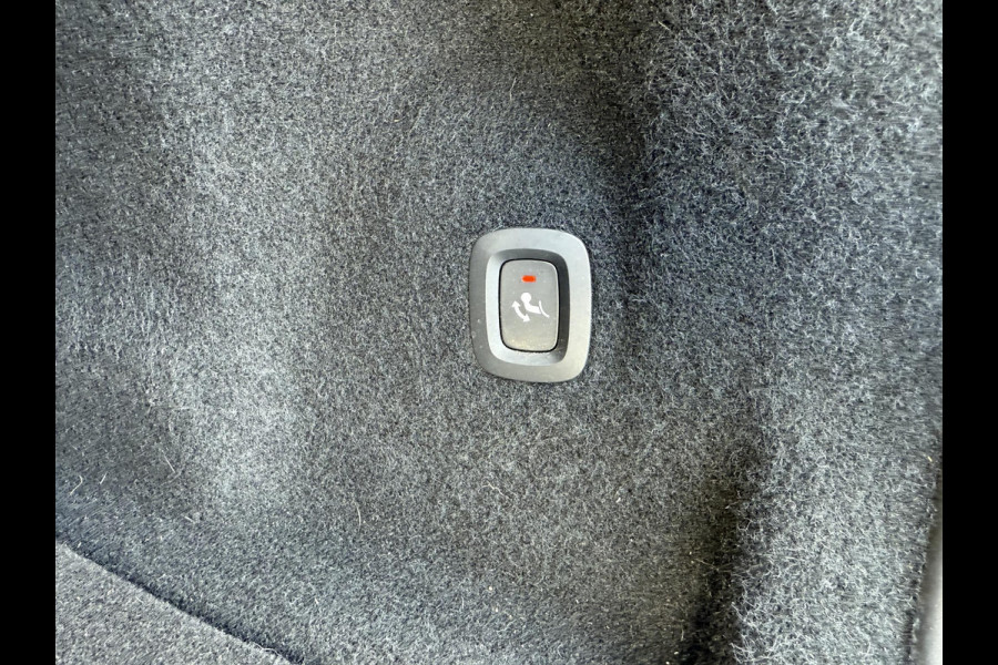 Volvo XC60 T6 350PK Automaat Recharge AWD Plus Black Edition Long range / Adaptieve cruise control / Harman Kardon audio / Trekhaak / Panoramadak / Apple carplay / Parkeersensoren met 360 camera / Elektrische achterklep / Elektrische stoelen met geheugen / Stoel en stuurwielverwarming / 21” velgen