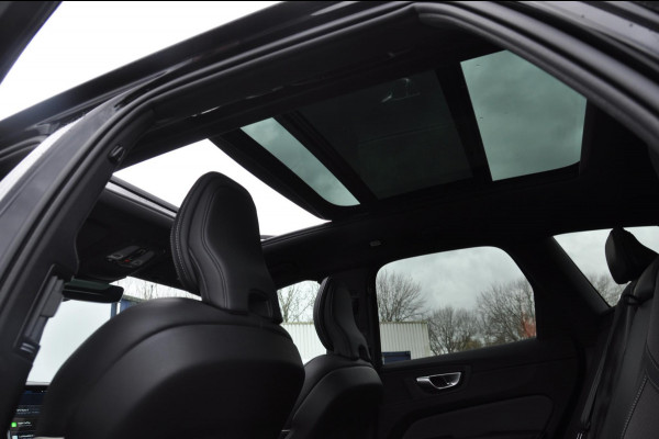 Volvo XC60 T6 350PK Automaat Recharge AWD Plus Black Edition Long range / Adaptieve cruise control / Harman Kardon audio / Trekhaak / Panoramadak / Apple carplay / Parkeersensoren met 360 camera / Elektrische achterklep / Elektrische stoelen met geheugen / Stoel en stuurwielverwarming / 21” velgen