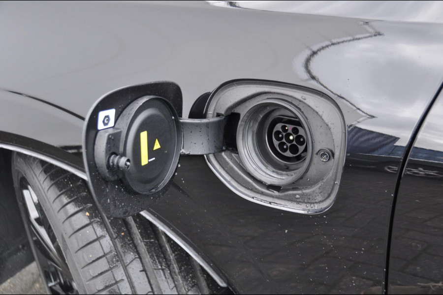 Volvo XC60 T6 350PK Automaat Recharge AWD Plus Black Edition Long range / Adaptieve cruise control / Harman Kardon audio / Trekhaak / Panoramadak / Apple carplay / Parkeersensoren met 360 camera / Elektrische achterklep / Elektrische stoelen met geheugen / Stoel en stuurwielverwarming / 21” velgen