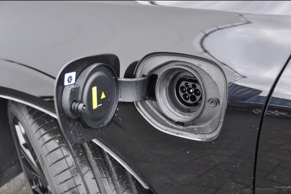 Volvo XC60 T6 350PK Automaat Recharge AWD Plus Black Edition Long range / Adaptieve cruise control / Harman Kardon audio / Trekhaak / Panoramadak / Apple carplay / Parkeersensoren met 360 camera / Elektrische achterklep / Elektrische stoelen met geheugen / Stoel en stuurwielverwarming / 21” velgen