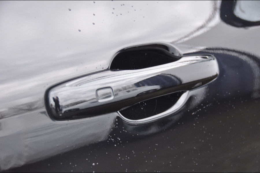 Volvo XC60 T6 350PK Automaat Recharge AWD Plus Black Edition Long range / Adaptieve cruise control / Harman Kardon audio / Trekhaak / Panoramadak / Apple carplay / Parkeersensoren met 360 camera / Elektrische achterklep / Elektrische stoelen met geheugen / Stoel en stuurwielverwarming / 21” velgen