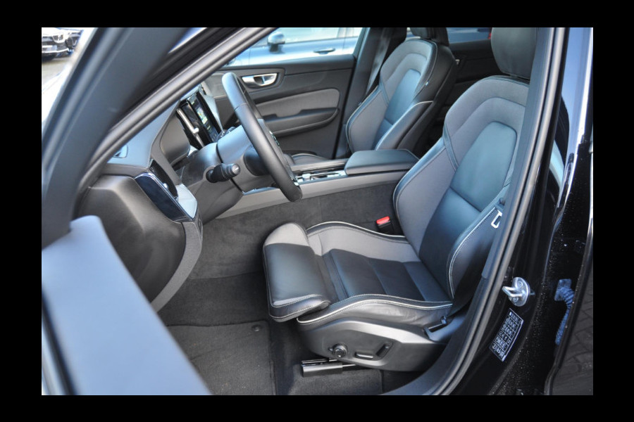Volvo XC60 T6 350PK Automaat Recharge AWD Plus Black Edition Long range / Adaptieve cruise control / Harman Kardon audio / Trekhaak / Panoramadak / Apple carplay / Parkeersensoren met 360 camera / Elektrische achterklep / Elektrische stoelen met geheugen / Stoel en stuurwielverwarming / 21” velgen