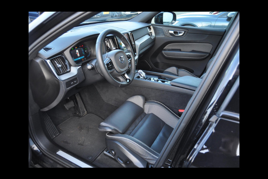 Volvo XC60 T6 350PK Automaat Recharge AWD Plus Black Edition Long range / Adaptieve cruise control / Harman Kardon audio / Trekhaak / Panoramadak / Apple carplay / Parkeersensoren met 360 camera / Elektrische achterklep / Elektrische stoelen met geheugen / Stoel en stuurwielverwarming / 21” velgen