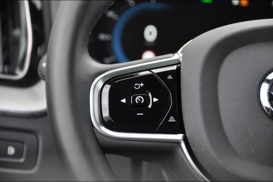 Volvo XC60 T6 350PK Automaat Recharge AWD Plus Black Edition Long range / Adaptieve cruise control / Harman Kardon audio / Trekhaak / Panoramadak / Apple carplay / Parkeersensoren met 360 camera / Elektrische achterklep / Elektrische stoelen met geheugen / Stoel en stuurwielverwarming / 21” velgen