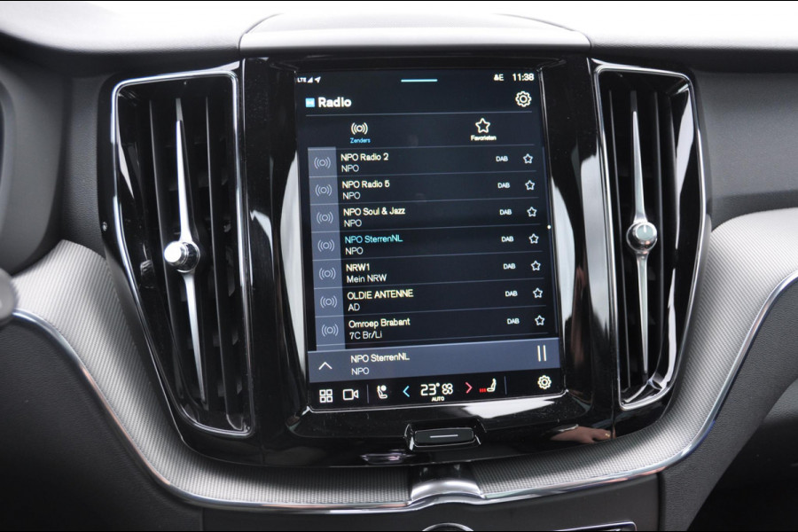 Volvo XC60 T6 350PK Automaat Recharge AWD Plus Black Edition Long range / Adaptieve cruise control / Harman Kardon audio / Trekhaak / Panoramadak / Apple carplay / Parkeersensoren met 360 camera / Elektrische achterklep / Elektrische stoelen met geheugen / Stoel en stuurwielverwarming / 21” velgen
