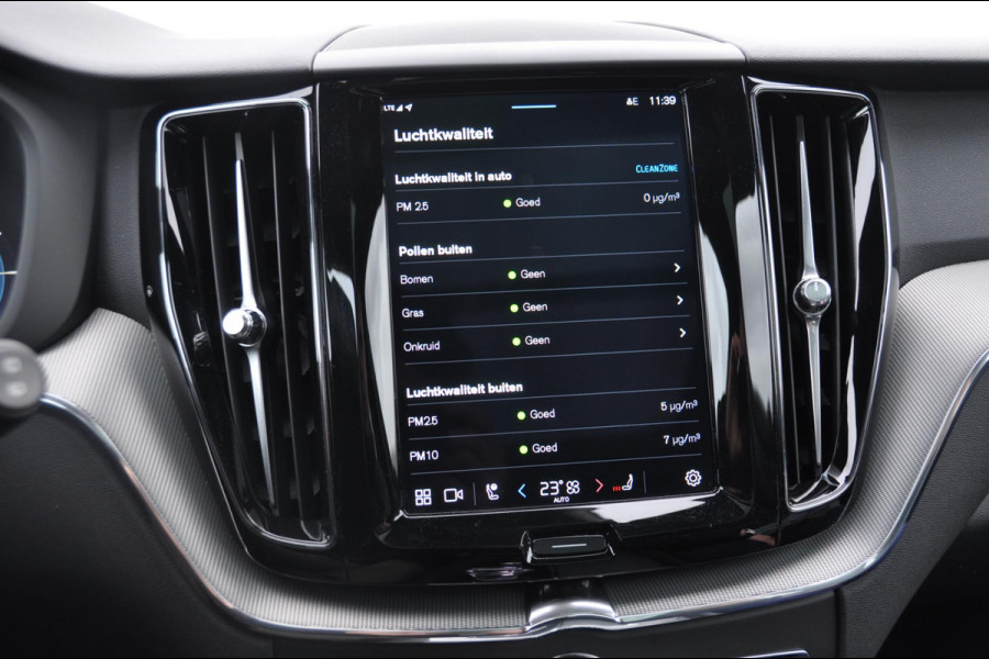 Volvo XC60 T6 350PK Automaat Recharge AWD Plus Black Edition Long range / Adaptieve cruise control / Harman Kardon audio / Trekhaak / Panoramadak / Apple carplay / Parkeersensoren met 360 camera / Elektrische achterklep / Elektrische stoelen met geheugen / Stoel en stuurwielverwarming / 21” velgen