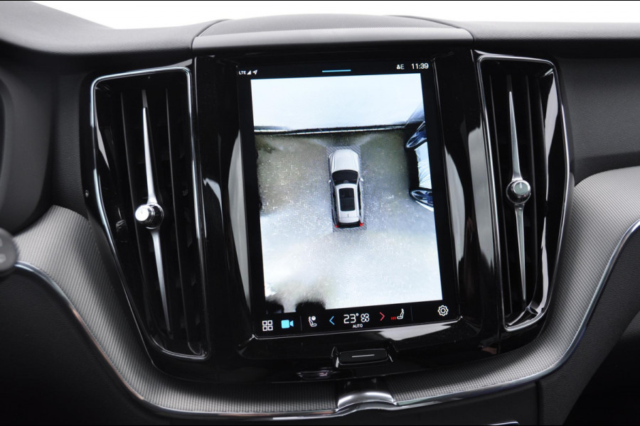Volvo XC60 T6 350PK Automaat Recharge AWD Plus Black Edition Long range / Adaptieve cruise control / Harman Kardon audio / Trekhaak / Panoramadak / Apple carplay / Parkeersensoren met 360 camera / Elektrische achterklep / Elektrische stoelen met geheugen / Stoel en stuurwielverwarming / 21” velgen