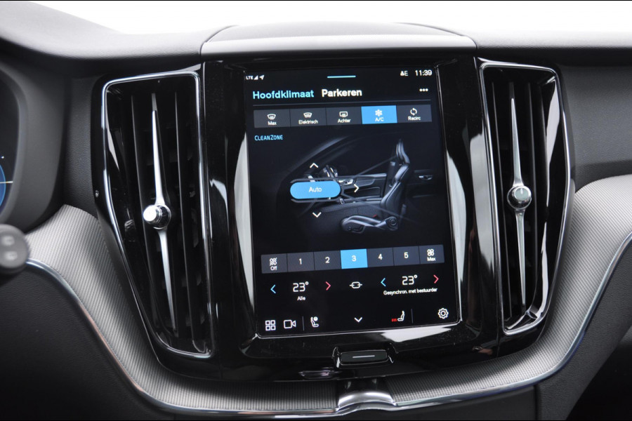 Volvo XC60 T6 350PK Automaat Recharge AWD Plus Black Edition Long range / Adaptieve cruise control / Harman Kardon audio / Trekhaak / Panoramadak / Apple carplay / Parkeersensoren met 360 camera / Elektrische achterklep / Elektrische stoelen met geheugen / Stoel en stuurwielverwarming / 21” velgen