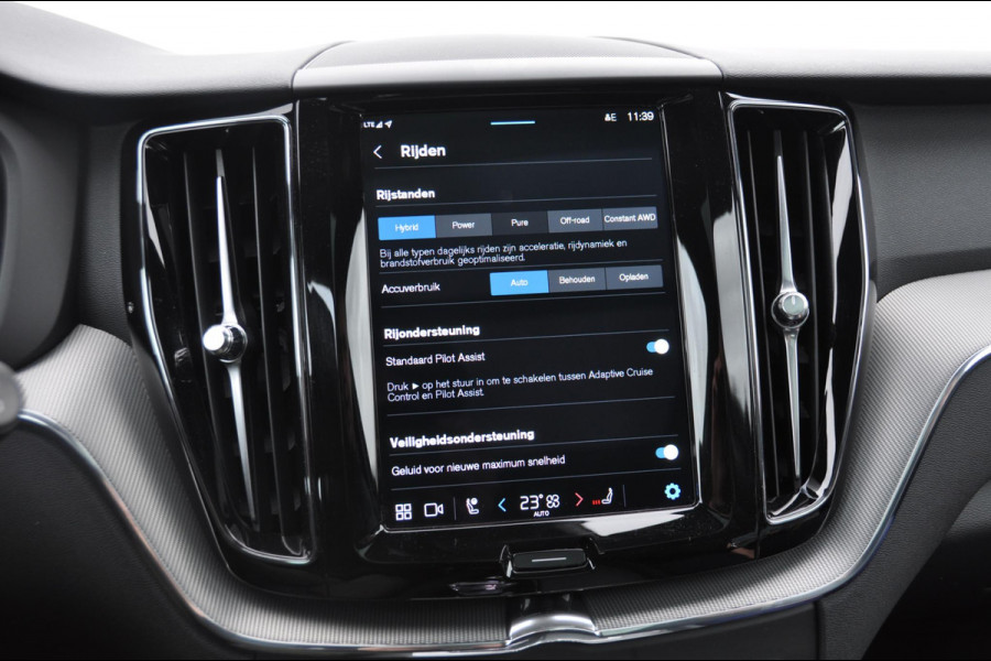 Volvo XC60 T6 350PK Automaat Recharge AWD Plus Black Edition Long range / Adaptieve cruise control / Harman Kardon audio / Trekhaak / Panoramadak / Apple carplay / Parkeersensoren met 360 camera / Elektrische achterklep / Elektrische stoelen met geheugen / Stoel en stuurwielverwarming / 21” velgen