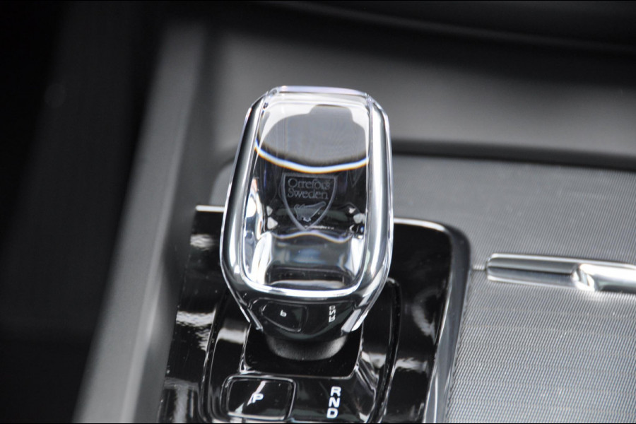 Volvo XC60 T6 350PK Automaat Recharge AWD Plus Black Edition Long range / Adaptieve cruise control / Harman Kardon audio / Trekhaak / Panoramadak / Apple carplay / Parkeersensoren met 360 camera / Elektrische achterklep / Elektrische stoelen met geheugen / Stoel en stuurwielverwarming / 21” velgen