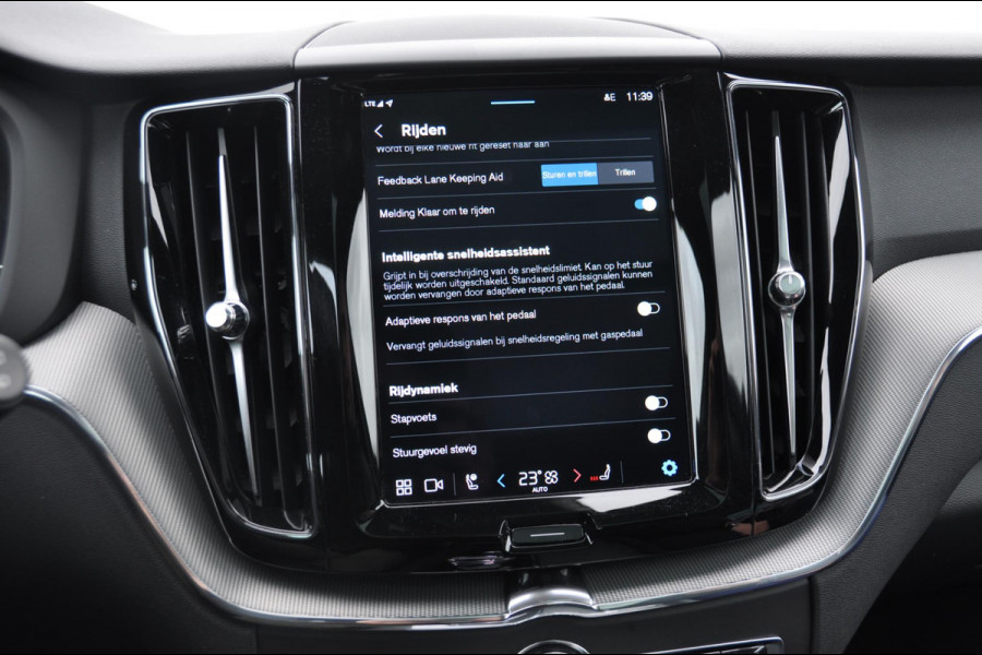 Volvo XC60 T6 350PK Automaat Recharge AWD Plus Black Edition Long range / Adaptieve cruise control / Harman Kardon audio / Trekhaak / Panoramadak / Apple carplay / Parkeersensoren met 360 camera / Elektrische achterklep / Elektrische stoelen met geheugen / Stoel en stuurwielverwarming / 21” velgen
