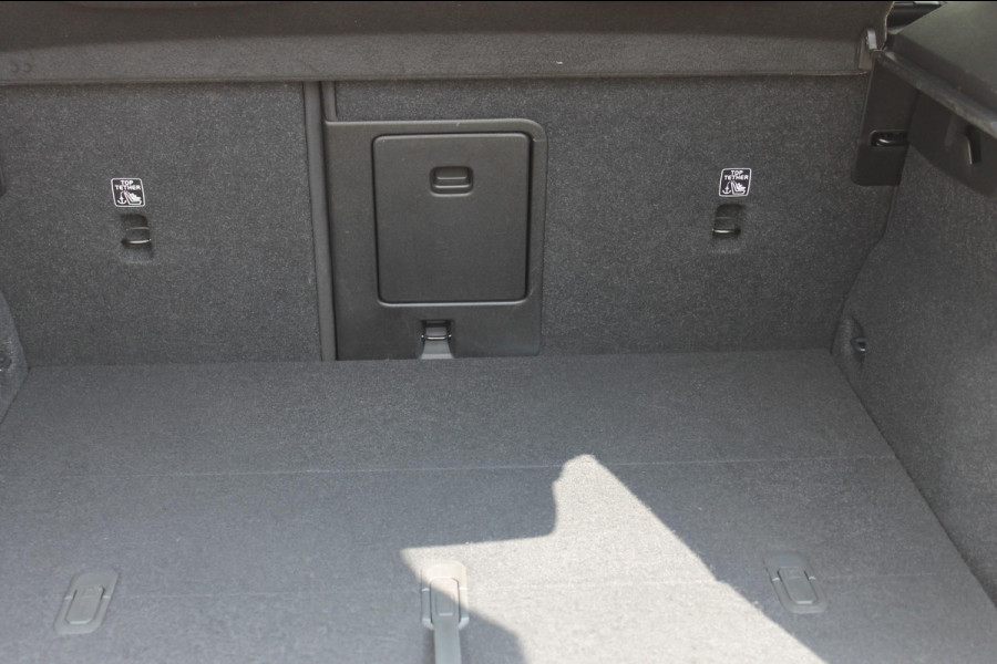 Volvo XC40 B3 177PK Automaat Plus Dark Google infotainment / Draadloos telefoon opladen / Elektrisch bedienbare bestuurdersstoel met geheugen / Adaptieve Cruise Control / Panoramisch schuif-kanteldak