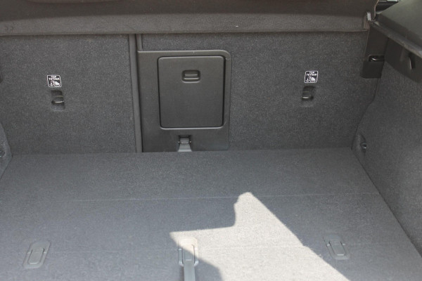 Volvo XC40 B3 177PK Automaat Plus Dark Google infotainment / Draadloos telefoon opladen / Elektrisch bedienbare bestuurdersstoel met geheugen / Adaptieve Cruise Control / Panoramisch schuif-kanteldak