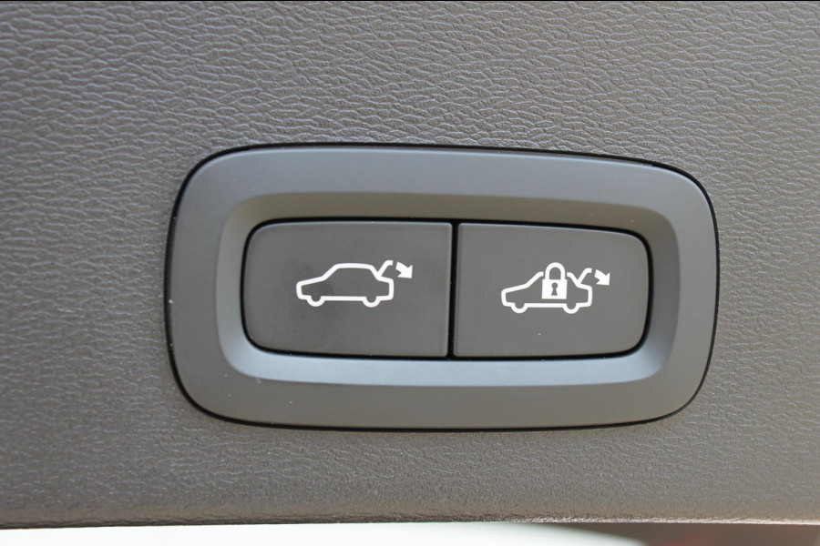 Volvo XC40 B3 177PK Automaat Plus Dark Google infotainment / Draadloos telefoon opladen / Elektrisch bedienbare bestuurdersstoel met geheugen / Adaptieve Cruise Control / Panoramisch schuif-kanteldak