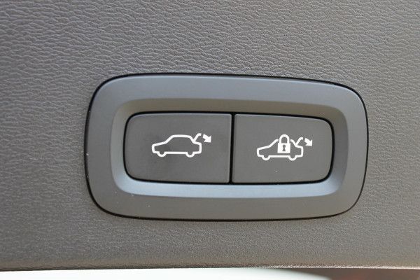 Volvo XC40 B3 177PK Automaat Plus Dark Google infotainment / Draadloos telefoon opladen / Elektrisch bedienbare bestuurdersstoel met geheugen / Adaptieve Cruise Control / Panoramisch schuif-kanteldak