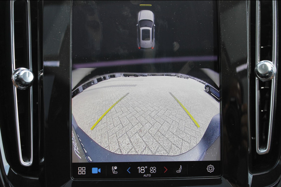 Volvo XC40 B3 177PK Automaat Plus Dark Google infotainment / Draadloos telefoon opladen / Elektrisch bedienbare bestuurdersstoel met geheugen / Adaptieve Cruise Control / Panoramisch schuif-kanteldak