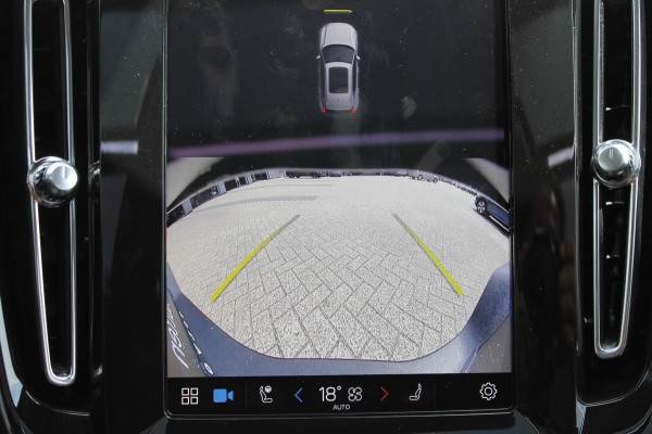 Volvo XC40 B3 177PK Automaat Plus Dark Google infotainment / Draadloos telefoon opladen / Elektrisch bedienbare bestuurdersstoel met geheugen / Adaptieve Cruise Control / Panoramisch schuif-kanteldak