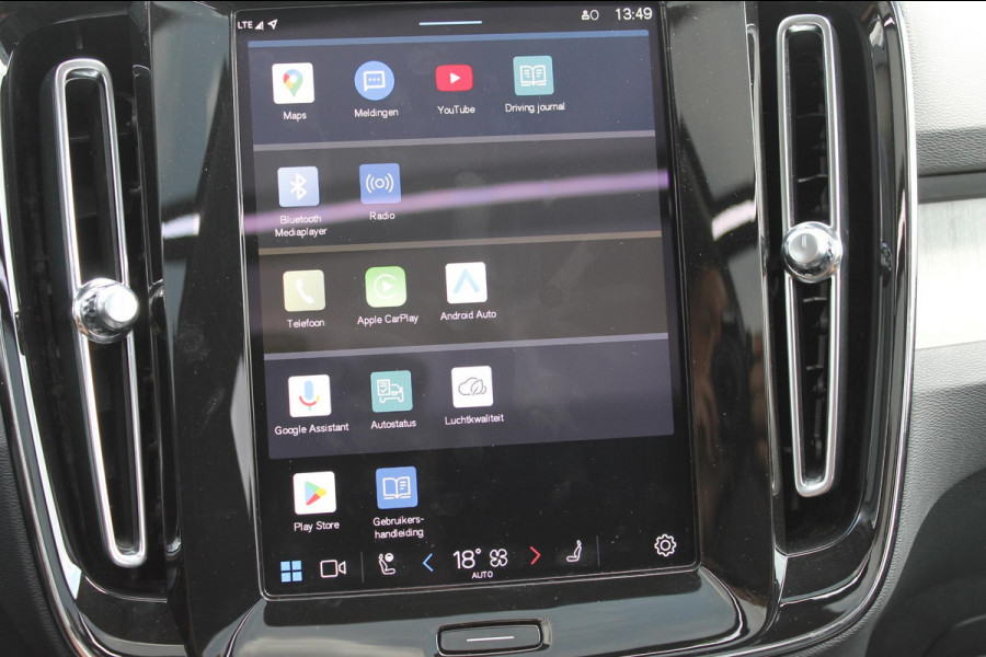Volvo XC40 B3 177PK Automaat Plus Dark Google infotainment / Draadloos telefoon opladen / Elektrisch bedienbare bestuurdersstoel met geheugen / Adaptieve Cruise Control / Panoramisch schuif-kanteldak