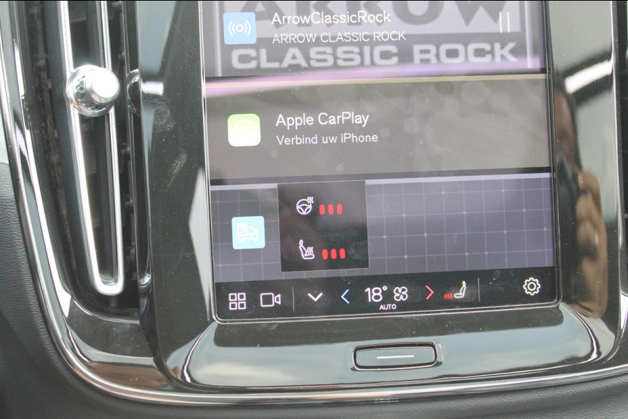 Volvo XC40 B3 177PK Automaat Plus Dark Google infotainment / Draadloos telefoon opladen / Elektrisch bedienbare bestuurdersstoel met geheugen / Adaptieve Cruise Control / Panoramisch schuif-kanteldak