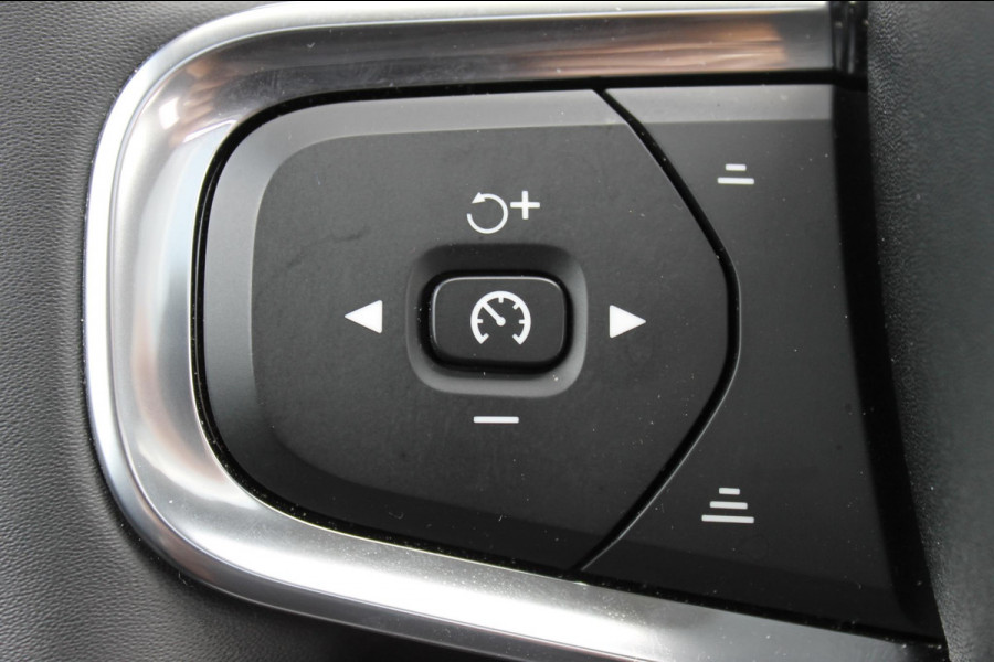 Volvo XC40 B3 177PK Automaat Plus Dark Google infotainment / Draadloos telefoon opladen / Elektrisch bedienbare bestuurdersstoel met geheugen / Adaptieve Cruise Control / Panoramisch schuif-kanteldak