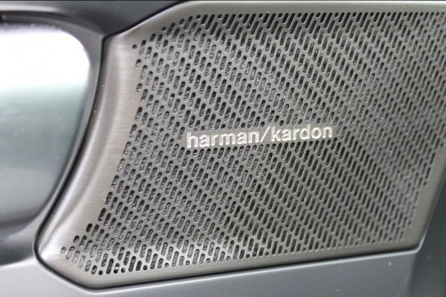 Volvo XC40 B3 177PK Automaat Plus Dark Google infotainment / Draadloos telefoon opladen / Elektrisch bedienbare bestuurdersstoel met geheugen / Adaptieve Cruise Control / Panoramisch schuif-kanteldak