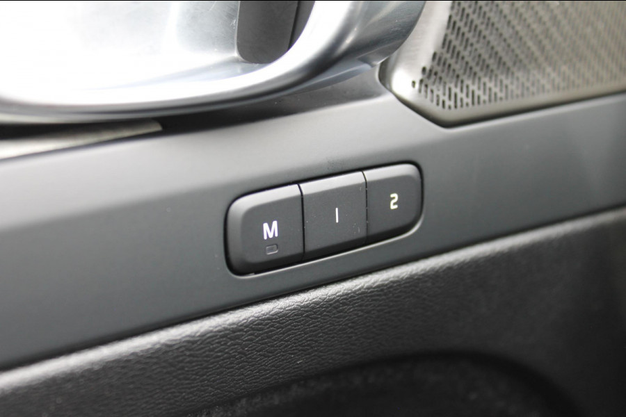 Volvo XC40 B3 177PK Automaat Plus Dark Google infotainment / Draadloos telefoon opladen / Elektrisch bedienbare bestuurdersstoel met geheugen / Adaptieve Cruise Control / Panoramisch schuif-kanteldak