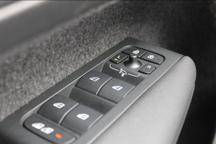 Volvo XC40 B3 177PK Automaat Plus Dark Google infotainment / Draadloos telefoon opladen / Elektrisch bedienbare bestuurdersstoel met geheugen / Adaptieve Cruise Control / Panoramisch schuif-kanteldak