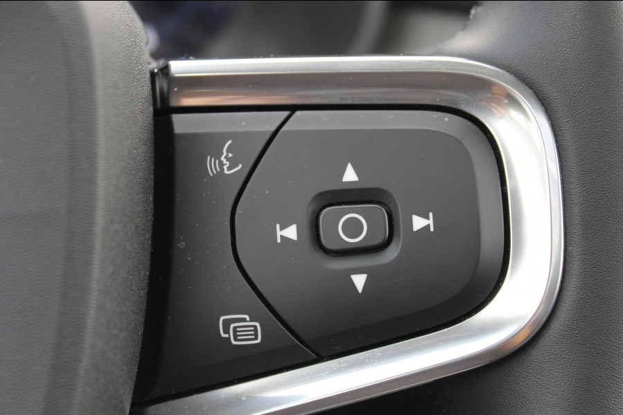 Volvo XC40 B3 177PK Automaat Plus Dark Google infotainment / Draadloos telefoon opladen / Elektrisch bedienbare bestuurdersstoel met geheugen / Adaptieve Cruise Control / Panoramisch schuif-kanteldak