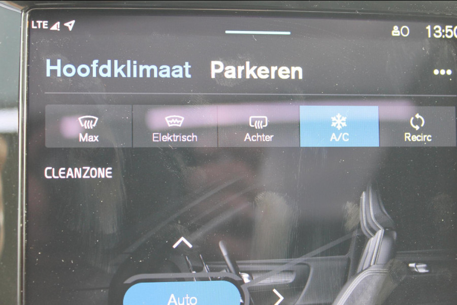 Volvo XC40 B3 177PK Automaat Plus Dark Google infotainment / Draadloos telefoon opladen / Elektrisch bedienbare bestuurdersstoel met geheugen / Adaptieve Cruise Control / Panoramisch schuif-kanteldak