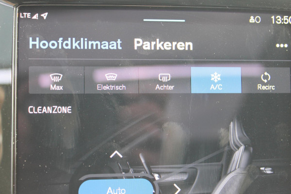Volvo XC40 B3 177PK Automaat Plus Dark Google infotainment / Draadloos telefoon opladen / Elektrisch bedienbare bestuurdersstoel met geheugen / Adaptieve Cruise Control / Panoramisch schuif-kanteldak
