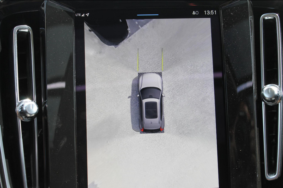 Volvo XC40 B3 177PK Automaat Plus Dark Google infotainment / Draadloos telefoon opladen / Elektrisch bedienbare bestuurdersstoel met geheugen / Adaptieve Cruise Control / Panoramisch schuif-kanteldak