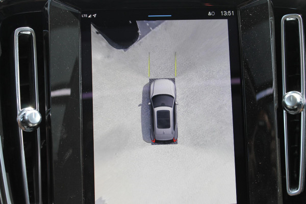 Volvo XC40 B3 177PK Automaat Plus Dark Google infotainment / Draadloos telefoon opladen / Elektrisch bedienbare bestuurdersstoel met geheugen / Adaptieve Cruise Control / Panoramisch schuif-kanteldak