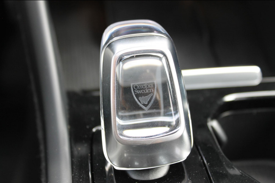 Volvo XC40 B3 177PK Automaat Plus Dark Google infotainment / Draadloos telefoon opladen / Elektrisch bedienbare bestuurdersstoel met geheugen / Adaptieve Cruise Control / Panoramisch schuif-kanteldak