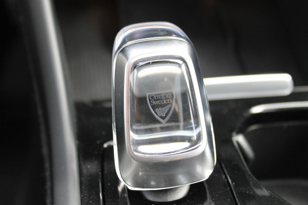 Volvo XC40 B3 177PK Automaat Plus Dark Google infotainment / Draadloos telefoon opladen / Elektrisch bedienbare bestuurdersstoel met geheugen / Adaptieve Cruise Control / Panoramisch schuif-kanteldak