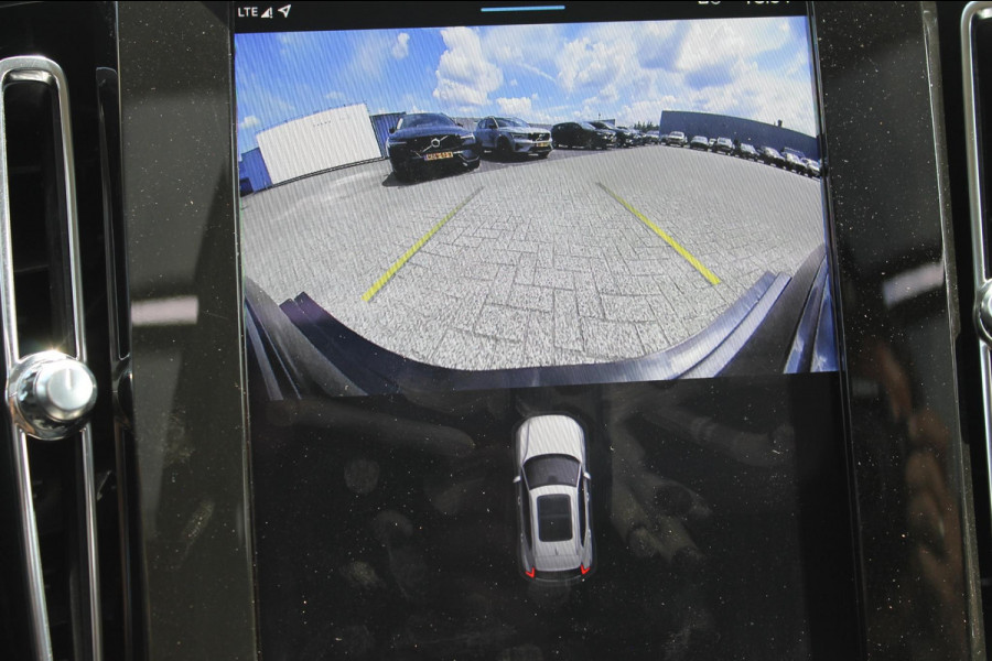 Volvo XC40 B3 177PK Automaat Plus Dark Google infotainment / Draadloos telefoon opladen / Elektrisch bedienbare bestuurdersstoel met geheugen / Adaptieve Cruise Control / Panoramisch schuif-kanteldak