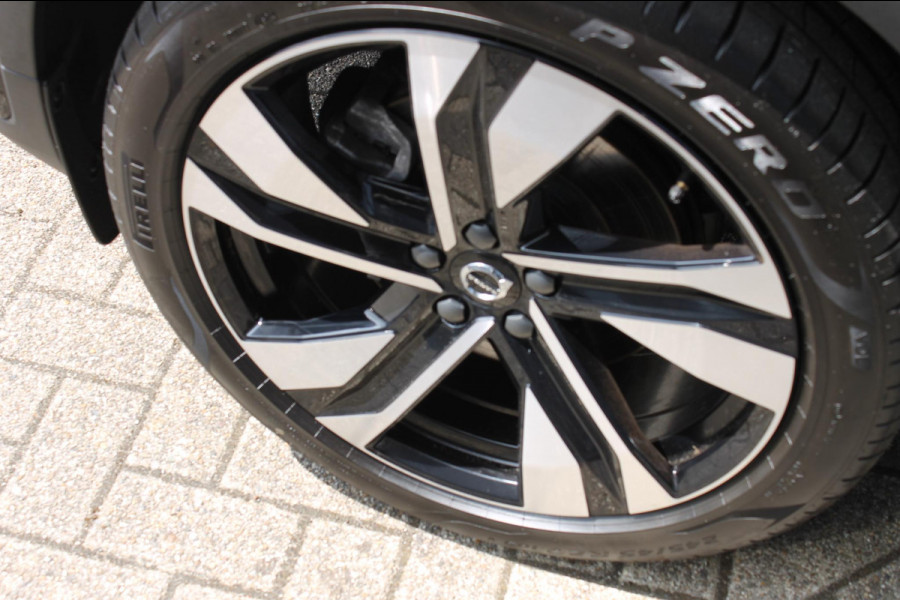 Volvo XC40 B3 177PK Automaat Plus Dark Google infotainment / Draadloos telefoon opladen / Elektrisch bedienbare bestuurdersstoel met geheugen / Adaptieve Cruise Control / Panoramisch schuif-kanteldak