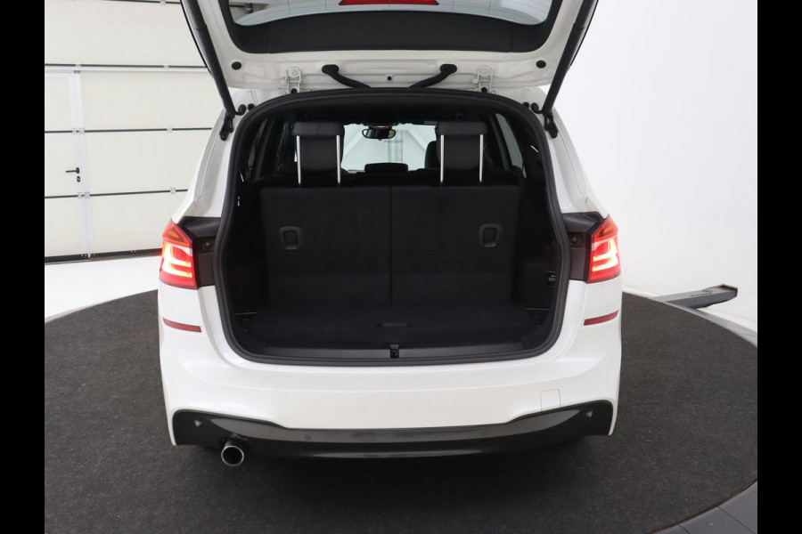 BMW 2 Serie Gran Tourer 218i M Sport 7-persoons | Panoramadak | Leder | Stoelverwarming | Trekhaak | Camera | Full LED | Sportstoelen | Navigatie | Park Assist