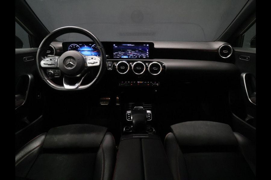 Mercedes-Benz A-Klasse 200 Business Solution AMG [CAMERA, PCA V+A, FLIPPERS, STOELVERWARMING, NAVIGATIE, CLIMATE CONTROL, TREKHAAK, NIEUWSTAAT]