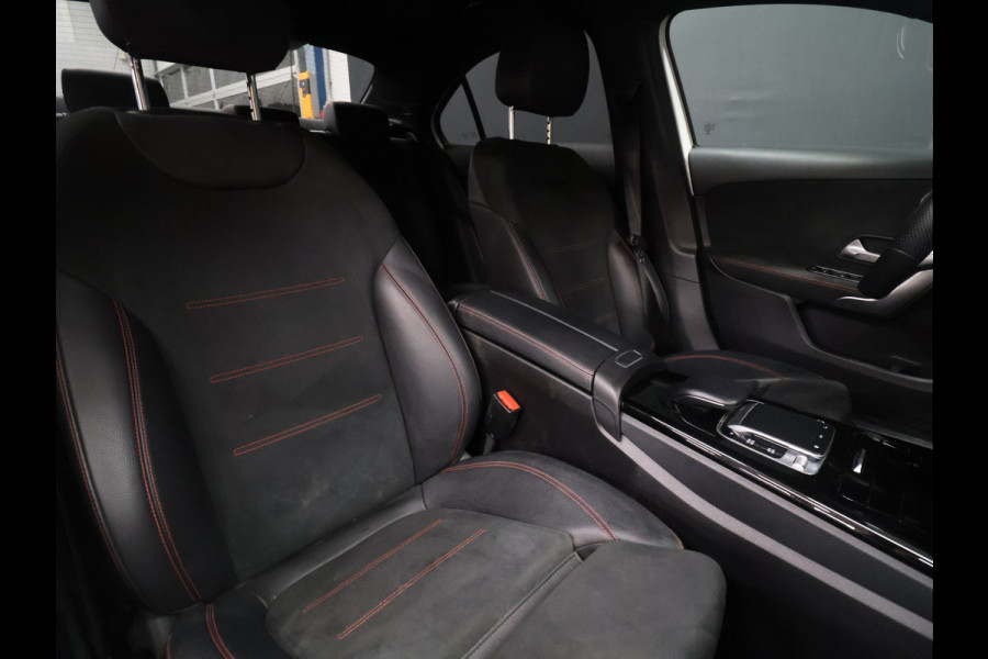 Mercedes-Benz A-Klasse 200 Business Solution AMG [CAMERA, PCA V+A, FLIPPERS, STOELVERWARMING, NAVIGATIE, CLIMATE CONTROL, TREKHAAK, NIEUWSTAAT]