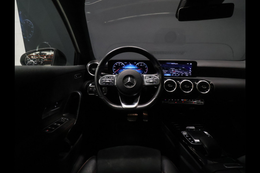 Mercedes-Benz A-Klasse 200 Business Solution AMG [CAMERA, PCA V+A, FLIPPERS, STOELVERWARMING, NAVIGATIE, CLIMATE CONTROL, TREKHAAK, NIEUWSTAAT]