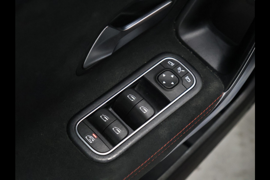 Mercedes-Benz A-Klasse 200 Business Solution AMG [CAMERA, PCA V+A, FLIPPERS, STOELVERWARMING, NAVIGATIE, CLIMATE CONTROL, TREKHAAK, NIEUWSTAAT]