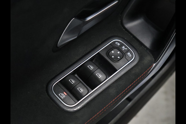 Mercedes-Benz A-Klasse 200 Business Solution AMG [CAMERA, PCA V+A, FLIPPERS, STOELVERWARMING, NAVIGATIE, CLIMATE CONTROL, TREKHAAK, NIEUWSTAAT]