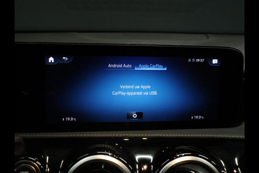 Mercedes-Benz A-Klasse 200 Business Solution AMG [CAMERA, PCA V+A, FLIPPERS, STOELVERWARMING, NAVIGATIE, CLIMATE CONTROL, TREKHAAK, NIEUWSTAAT]