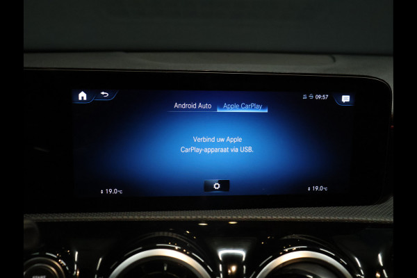 Mercedes-Benz A-Klasse 200 Business Solution AMG [CAMERA, PCA V+A, FLIPPERS, STOELVERWARMING, NAVIGATIE, CLIMATE CONTROL, TREKHAAK, NIEUWSTAAT]