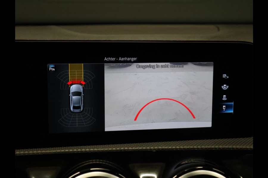 Mercedes-Benz A-Klasse 200 Business Solution AMG [CAMERA, PCA V+A, FLIPPERS, STOELVERWARMING, NAVIGATIE, CLIMATE CONTROL, TREKHAAK, NIEUWSTAAT]