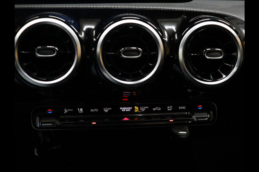 Mercedes-Benz A-Klasse 200 Business Solution AMG [CAMERA, PCA V+A, FLIPPERS, STOELVERWARMING, NAVIGATIE, CLIMATE CONTROL, TREKHAAK, NIEUWSTAAT]