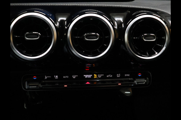 Mercedes-Benz A-Klasse 200 Business Solution AMG [CAMERA, PCA V+A, FLIPPERS, STOELVERWARMING, NAVIGATIE, CLIMATE CONTROL, TREKHAAK, NIEUWSTAAT]