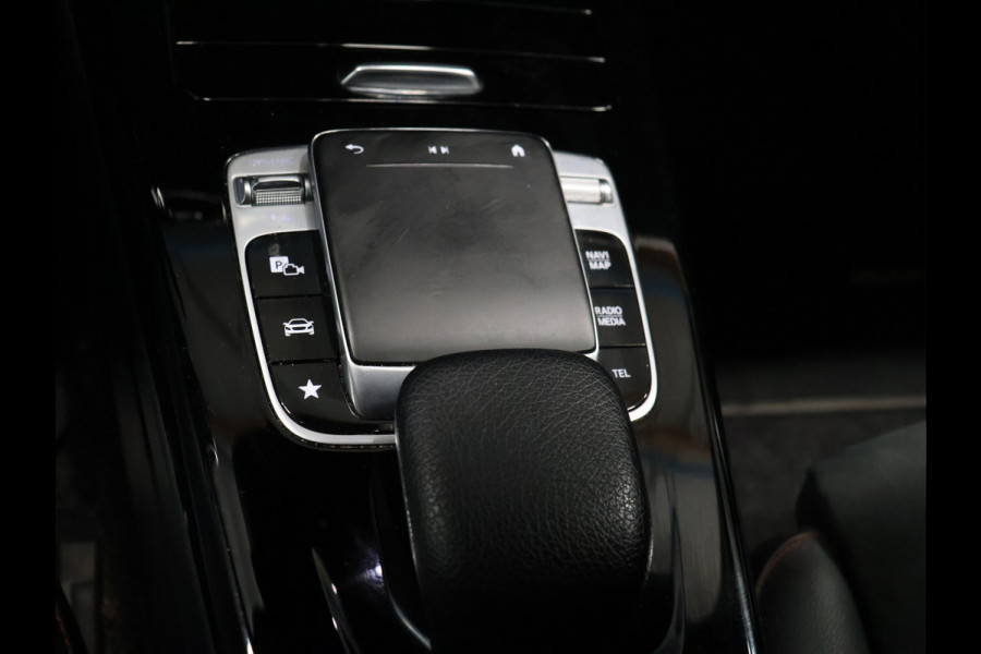 Mercedes-Benz A-Klasse 200 Business Solution AMG [CAMERA, PCA V+A, FLIPPERS, STOELVERWARMING, NAVIGATIE, CLIMATE CONTROL, TREKHAAK, NIEUWSTAAT]