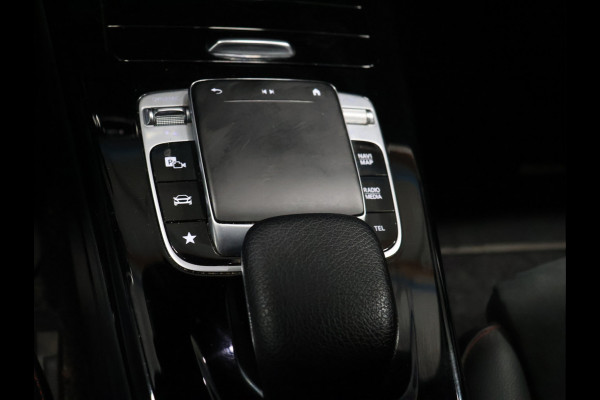 Mercedes-Benz A-Klasse 200 Business Solution AMG [CAMERA, PCA V+A, FLIPPERS, STOELVERWARMING, NAVIGATIE, CLIMATE CONTROL, TREKHAAK, NIEUWSTAAT]